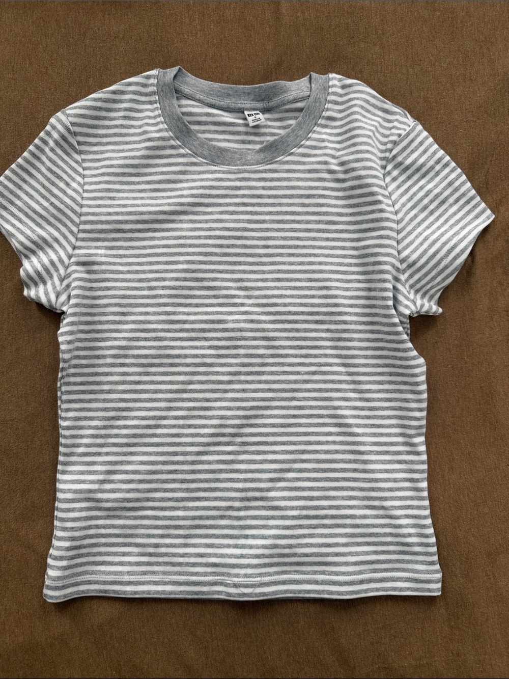 NWOT Uniqlo Light Gray & White Striped Crew Tee size small